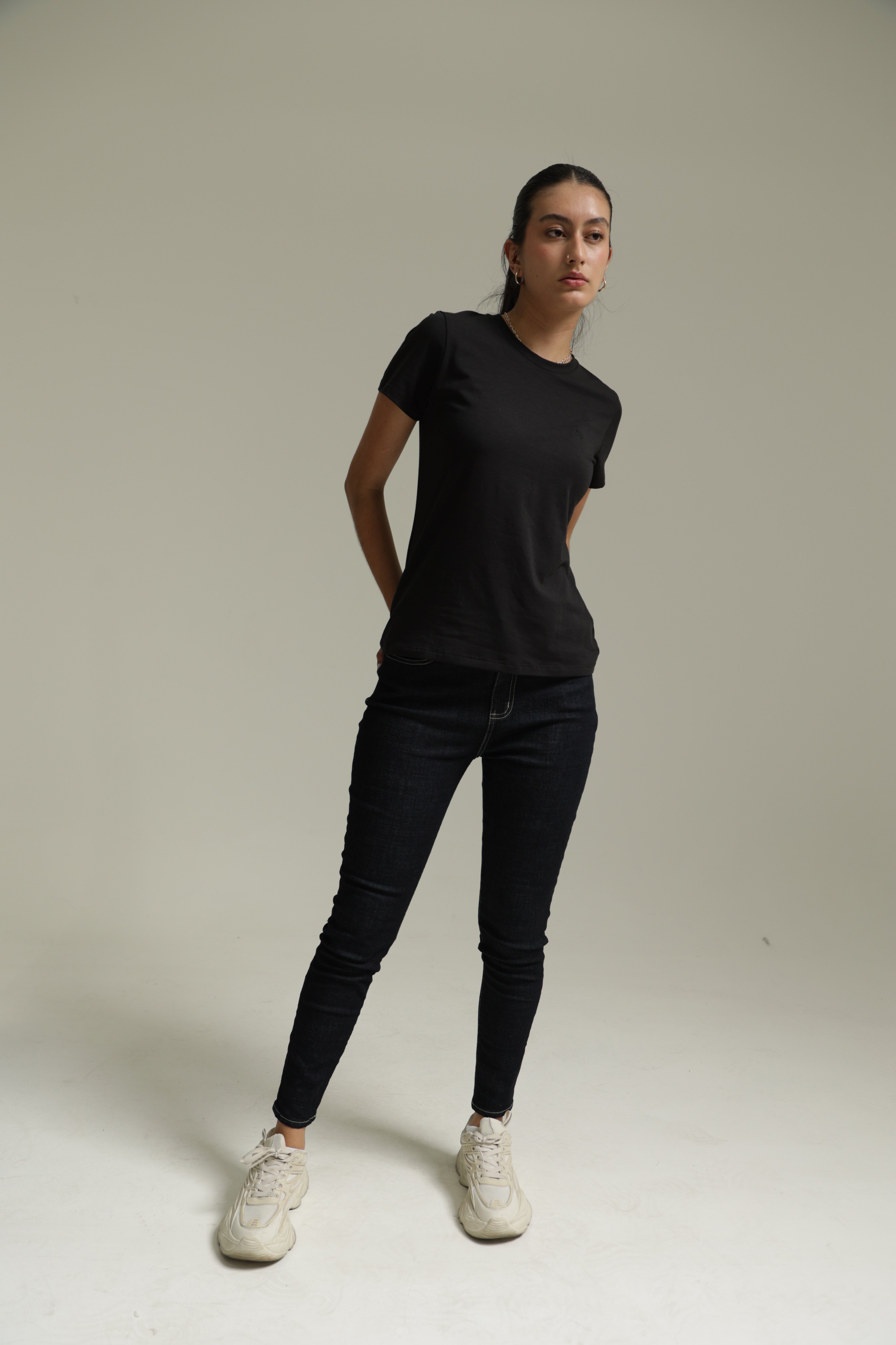 Camiseta Basica Negra Para Mujer Aero Girls Solid Ss Logo Dark Black