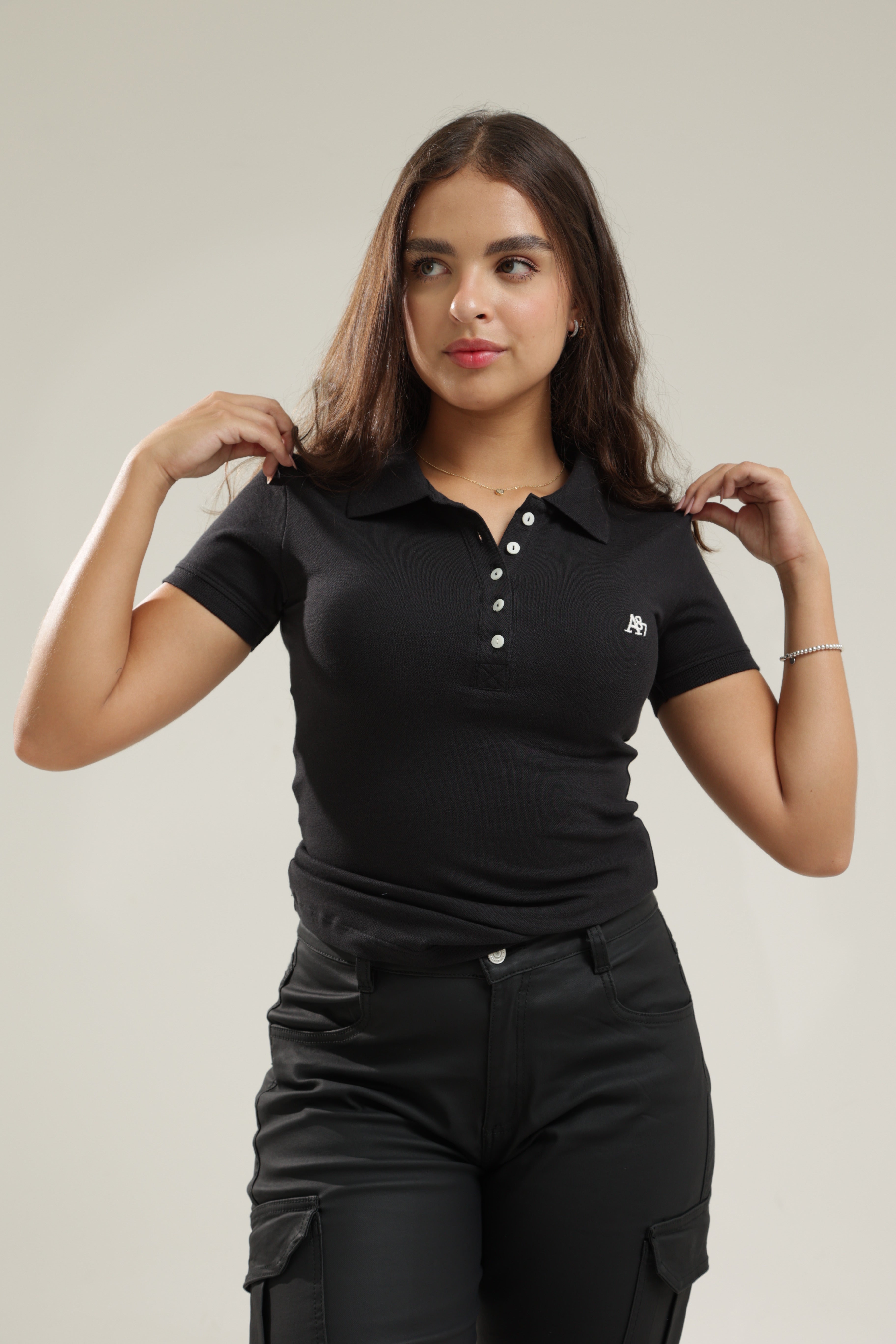 Polo Para Mujer Aero Solid Polo Dark Black Logo Blanco 4164