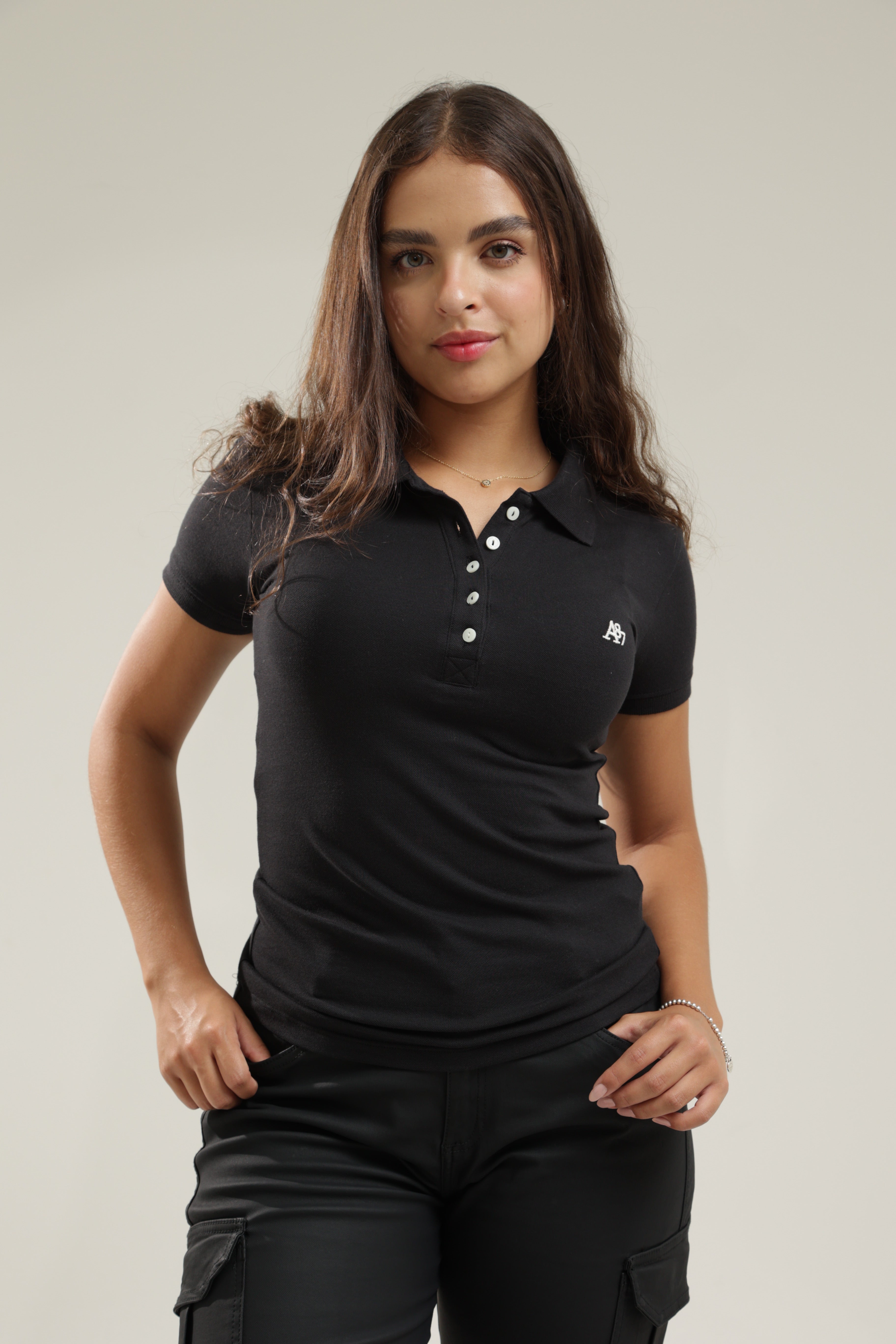 Polo Para Mujer Aero Solid Polo Dark Black Logo Blanco 4164