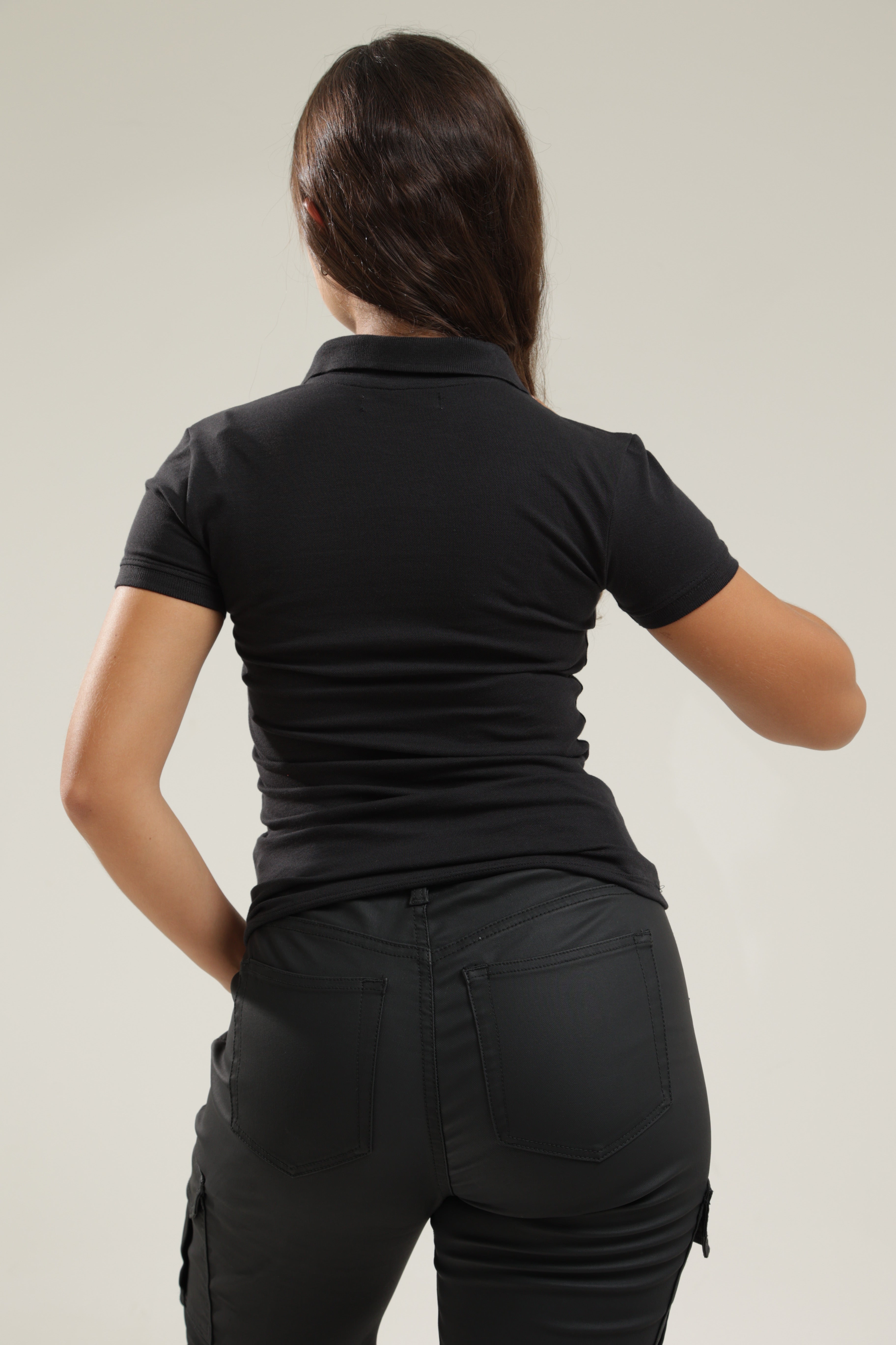 Polo Para Mujer Aero Solid Polo Dark Black Logo Blanco 4164