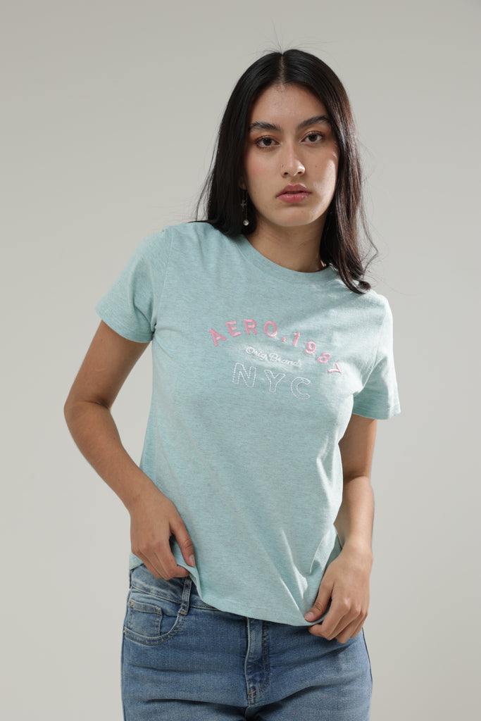 Camiseta Para Mujer Embroidery Nyc Aero Graphic Level 2 Aquifer